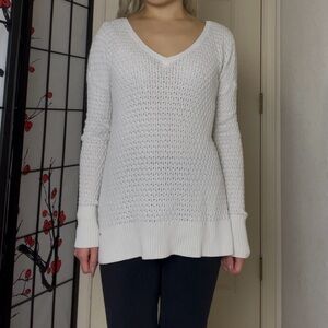 American Eagle Outfitters | White Knit V-Neck Long-Sleeve Sweater